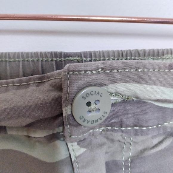 Social Standard by Sanctuary Green Camo Hero Utility Shorts Size Medium - Picture 8 of 15
